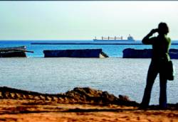 Desplaament de 600 metres de blocs de formig de les obres d'ampliaci del port de Barcelona (Gener 2007)